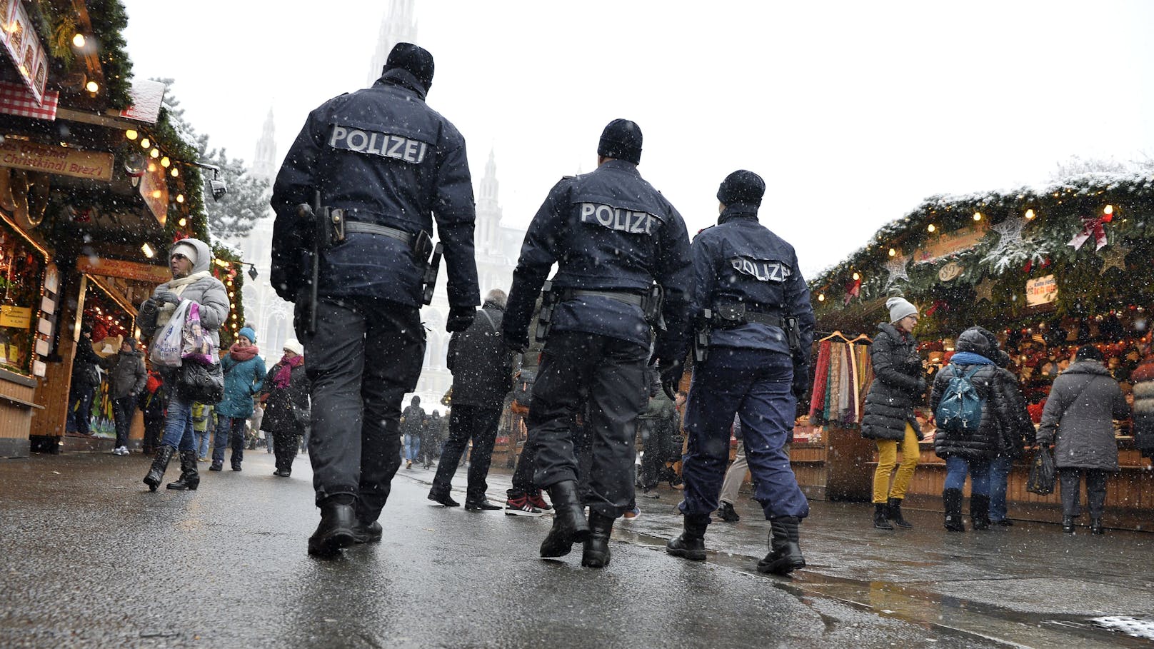 Polizei geht mit Stadt-Beamten am Christkindlmarkt auf Streife. 