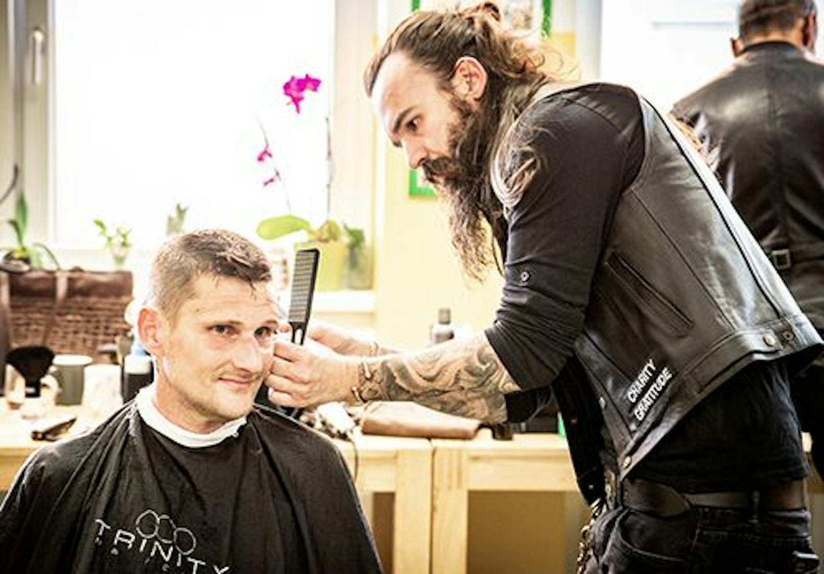 Die "Barber Angels" greifen für armutsbteroffene Menschen kostenlos zur Schere.