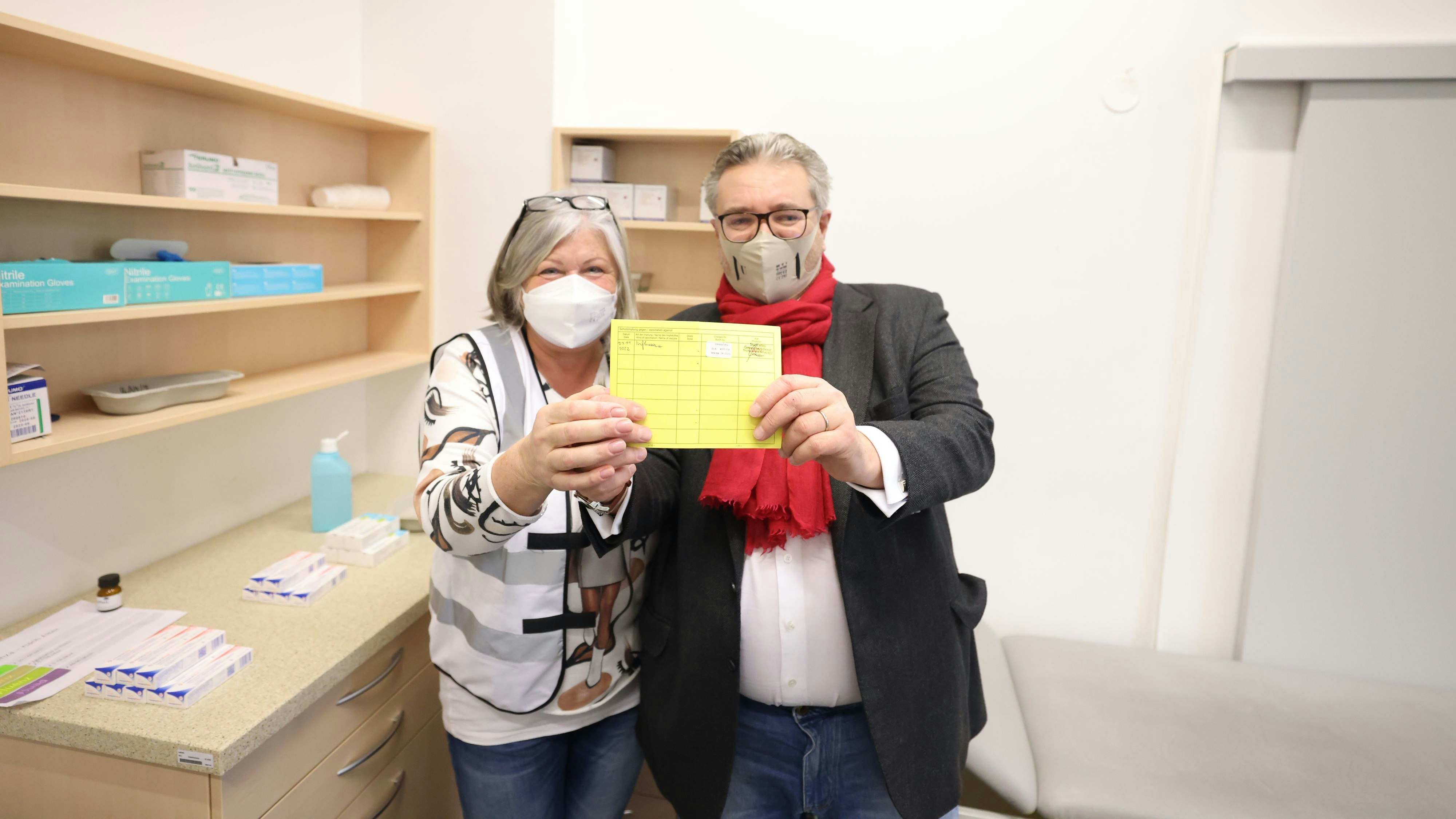 Gesundheitsstadtrat Hacker ist nun gegen Grippe geimpft. 