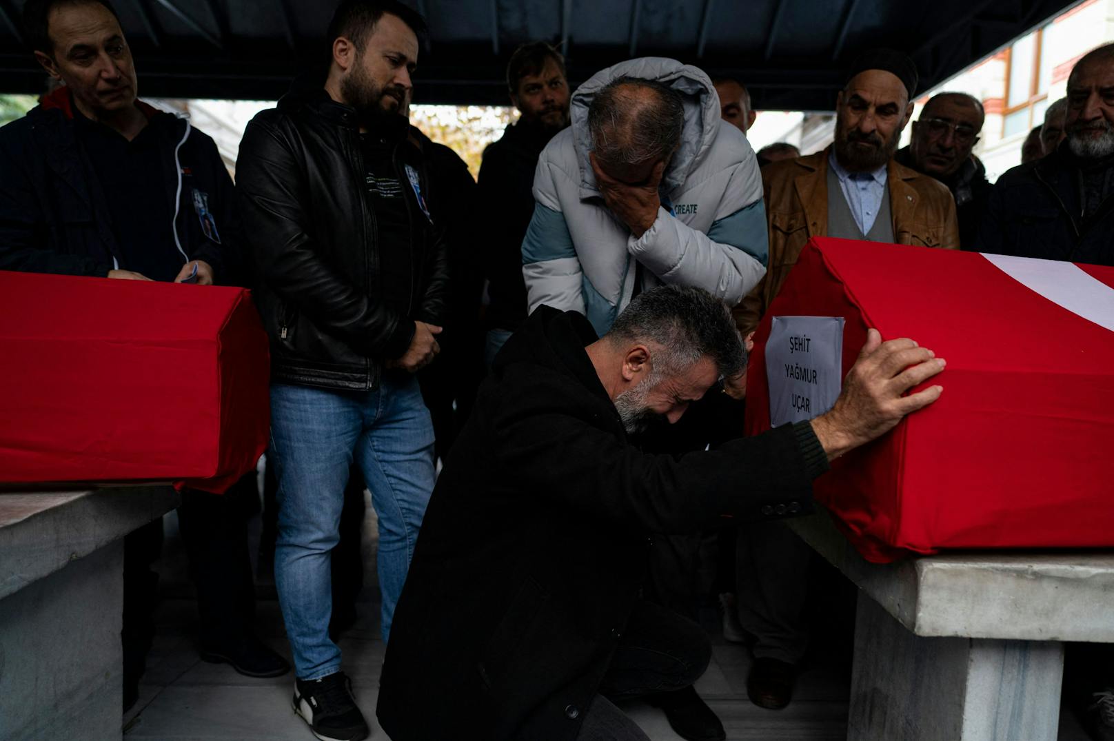 Angehörige trauern um die Opfer des Istanbul-Anschlags. 