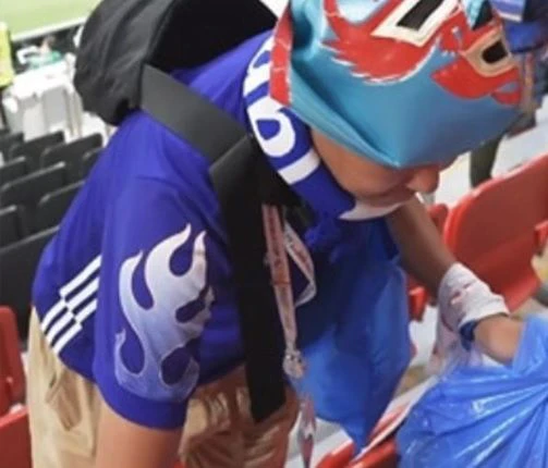 Einer der Japan-Fans, die im Al-Bayt-Stadion für Ordnung sorgen.