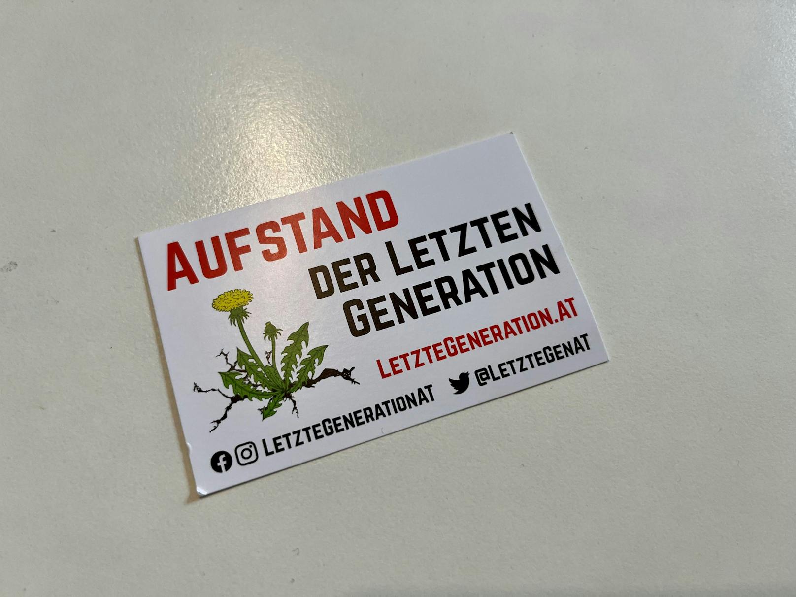 Auf Visitenkarten ruft die "Letzte Generation" zum "Aufstand" auf.