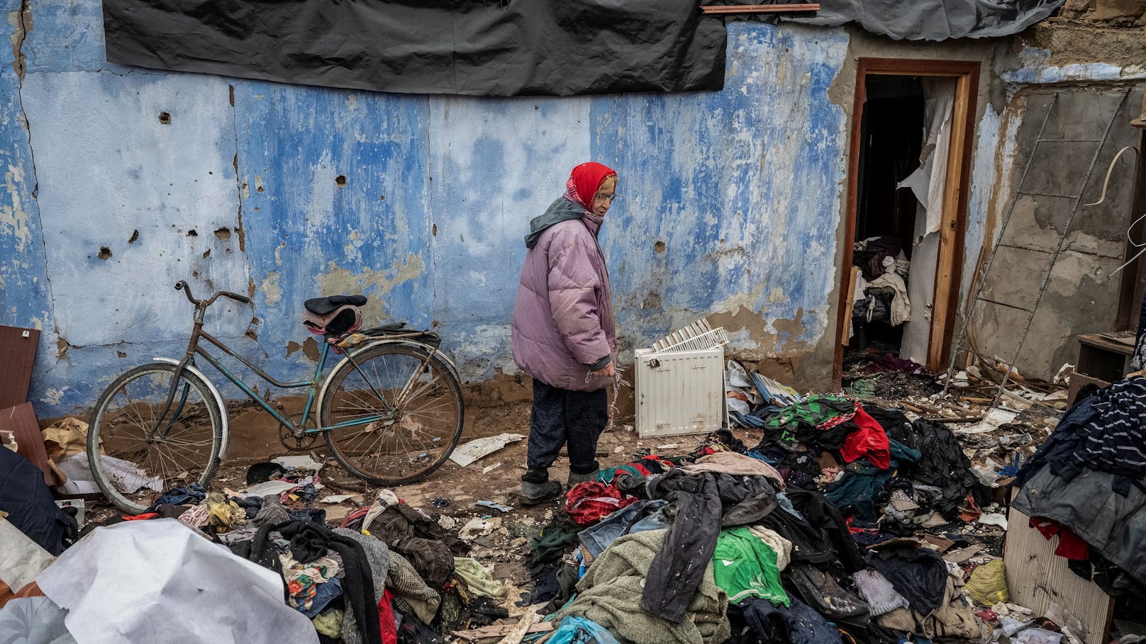 Eine Einwohnerin (60) von Cherson vor ihrem zerstörten Haus