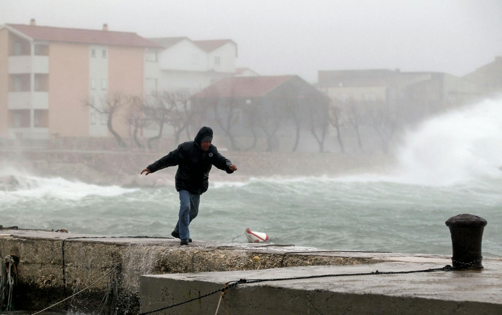 Ein Mann während eines Sturms auf einem Pier im kroatischen Ražanac. Archivbild.