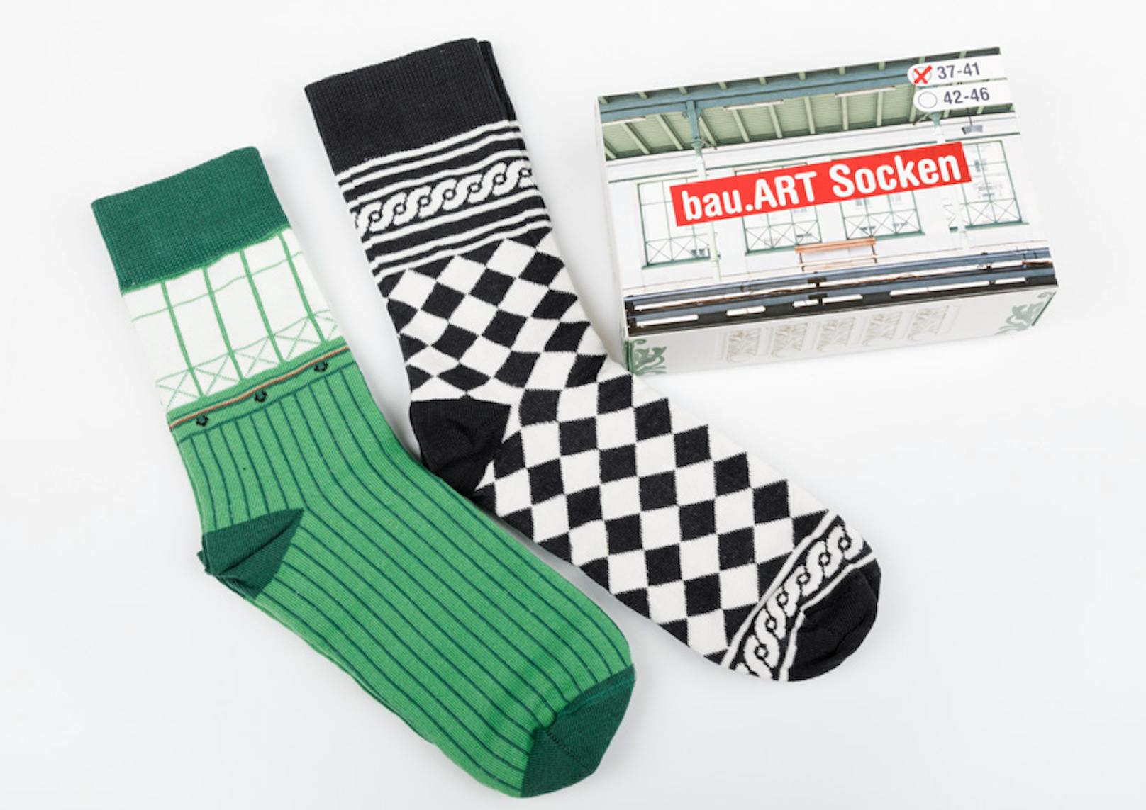 Die Socken aus der bau.ART-Kollektion sind an die Öffi-Stationen im Otto-Wagner-Design angelehnt.&nbsp;