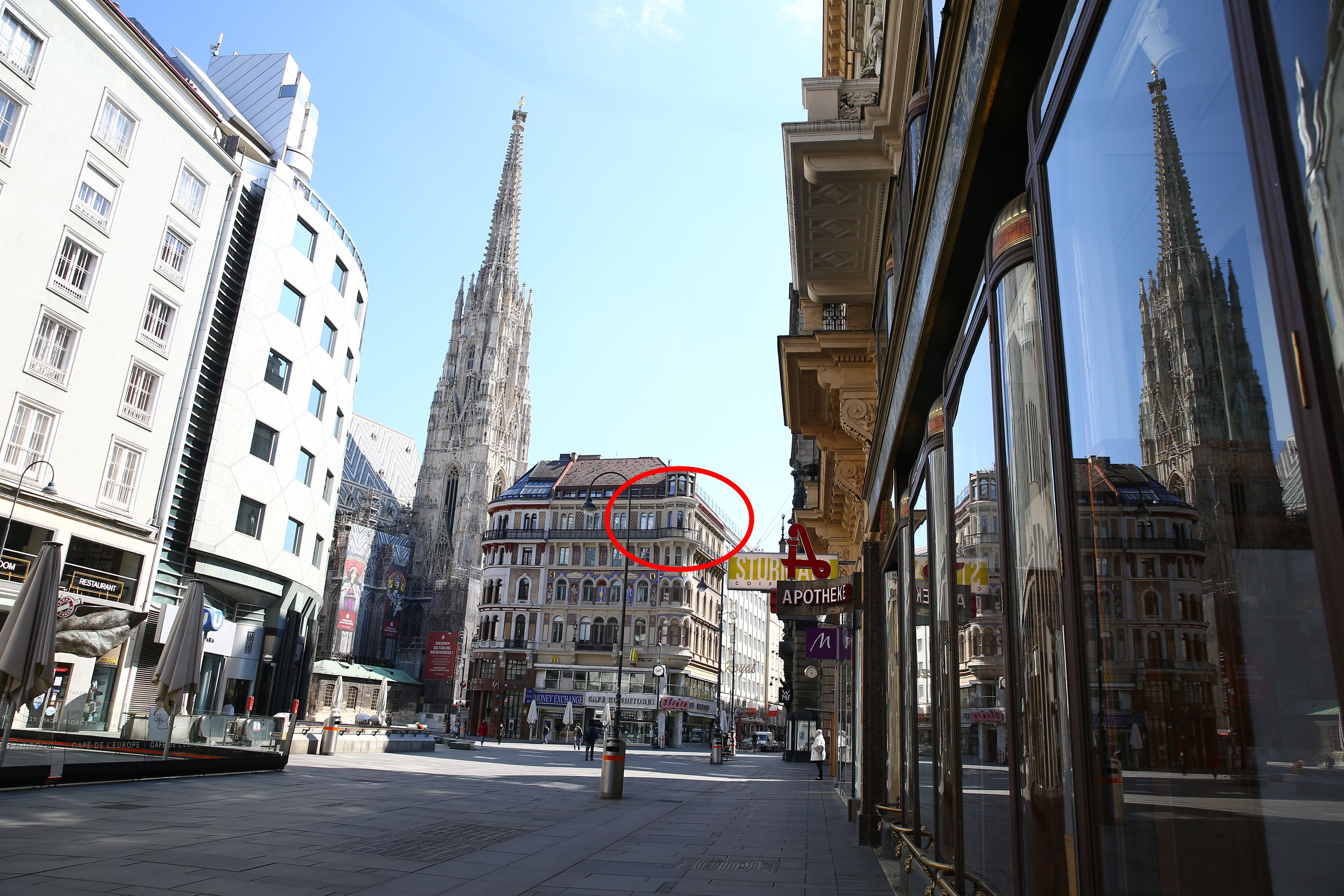 Im roten Kreis befindet sich das Mietobjekt mit Balkon mit Blick auf den Graben.