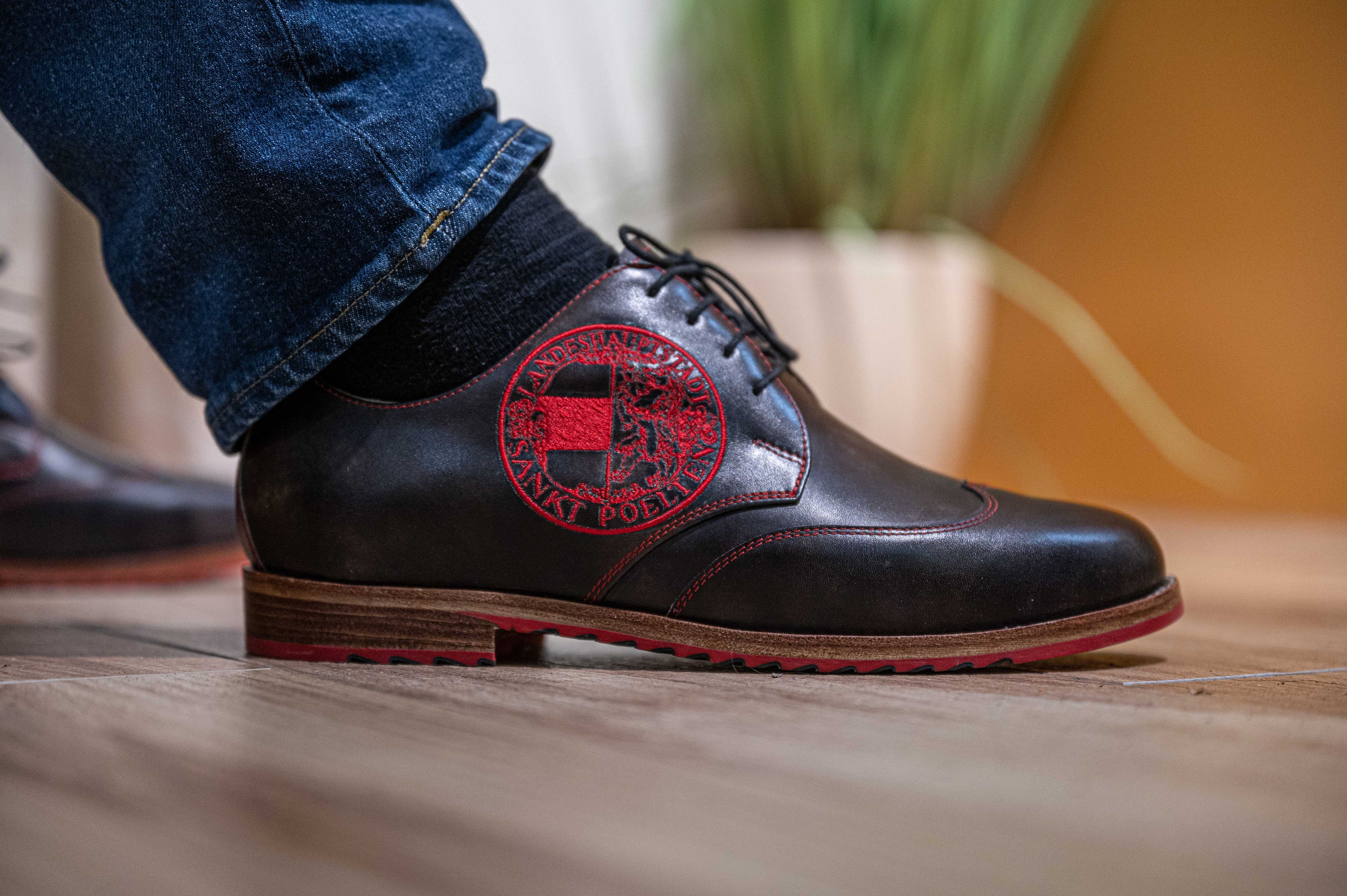 Neuer Schuh ziert St. Pölten-Logo