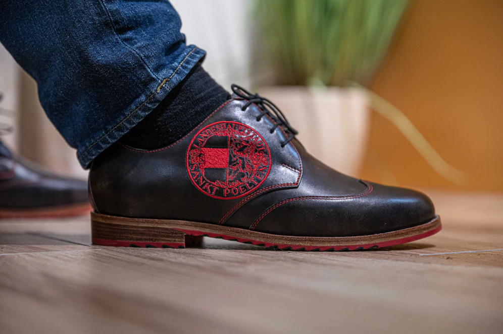 Neuer Schuh ziert St. Pölten-Logo