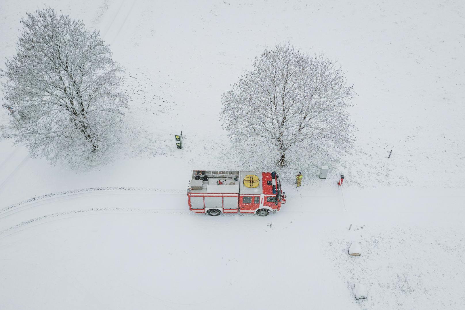 Feuerwehr Fahrzeug im Einsatz im Schnee, aufgenommen am 22. November 2022 in Kaprun.