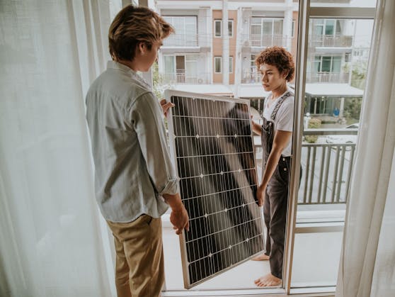 Mit Balkon-Solaranlagen können auch Eigentümer und Mieter von Wohnungen in die Stromproduktion für den Eigenbedarf einsteigen.