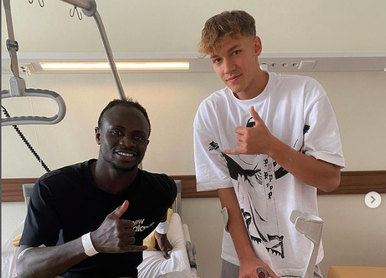 Sadio Mane mit Regionalliga-Kicker Maximilian Scharfetter im Spital