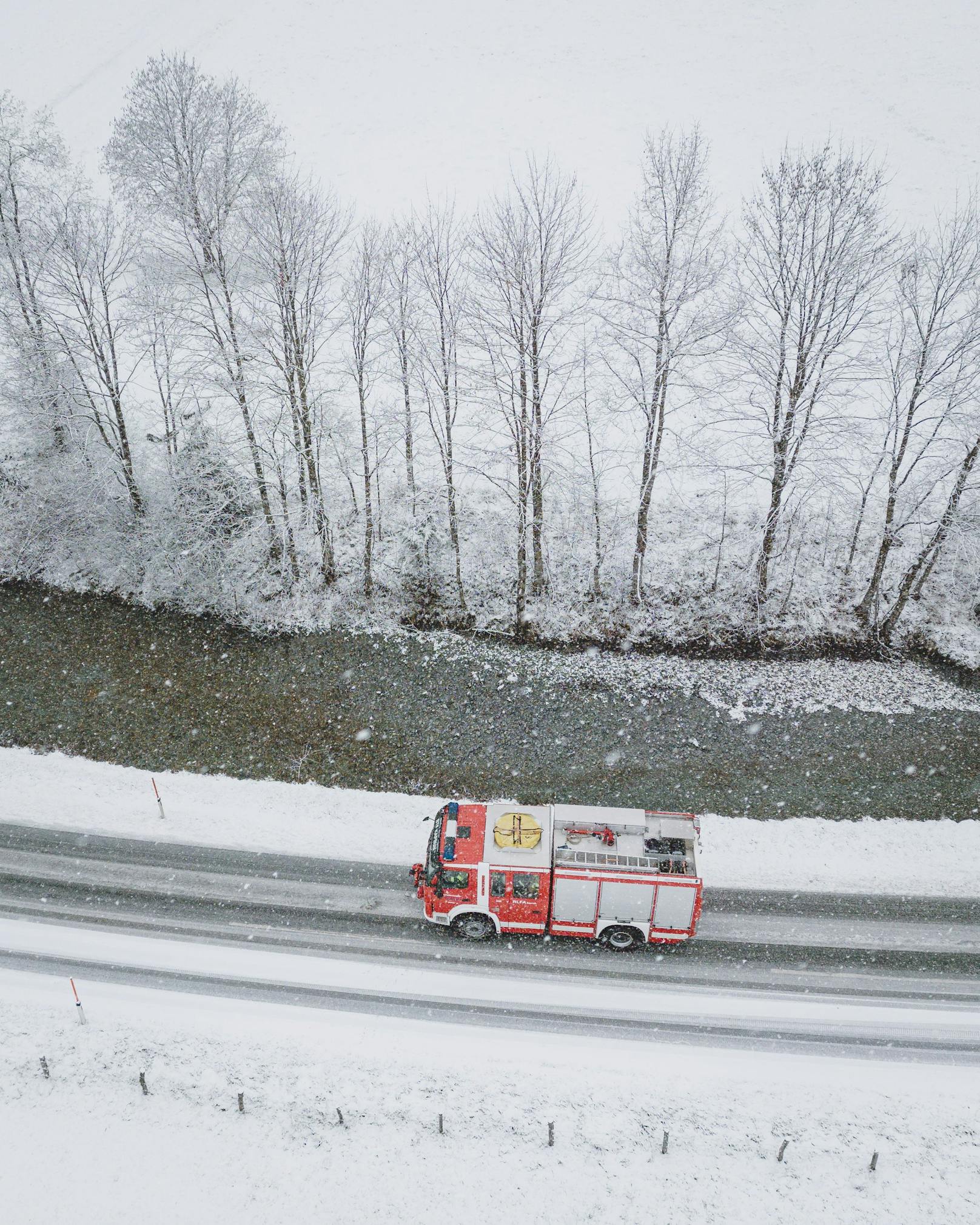 Feuerwehr-Fahrzeug im Einsatz im Schnee, aufgenommen am 22. November 2022 in Kaprun.