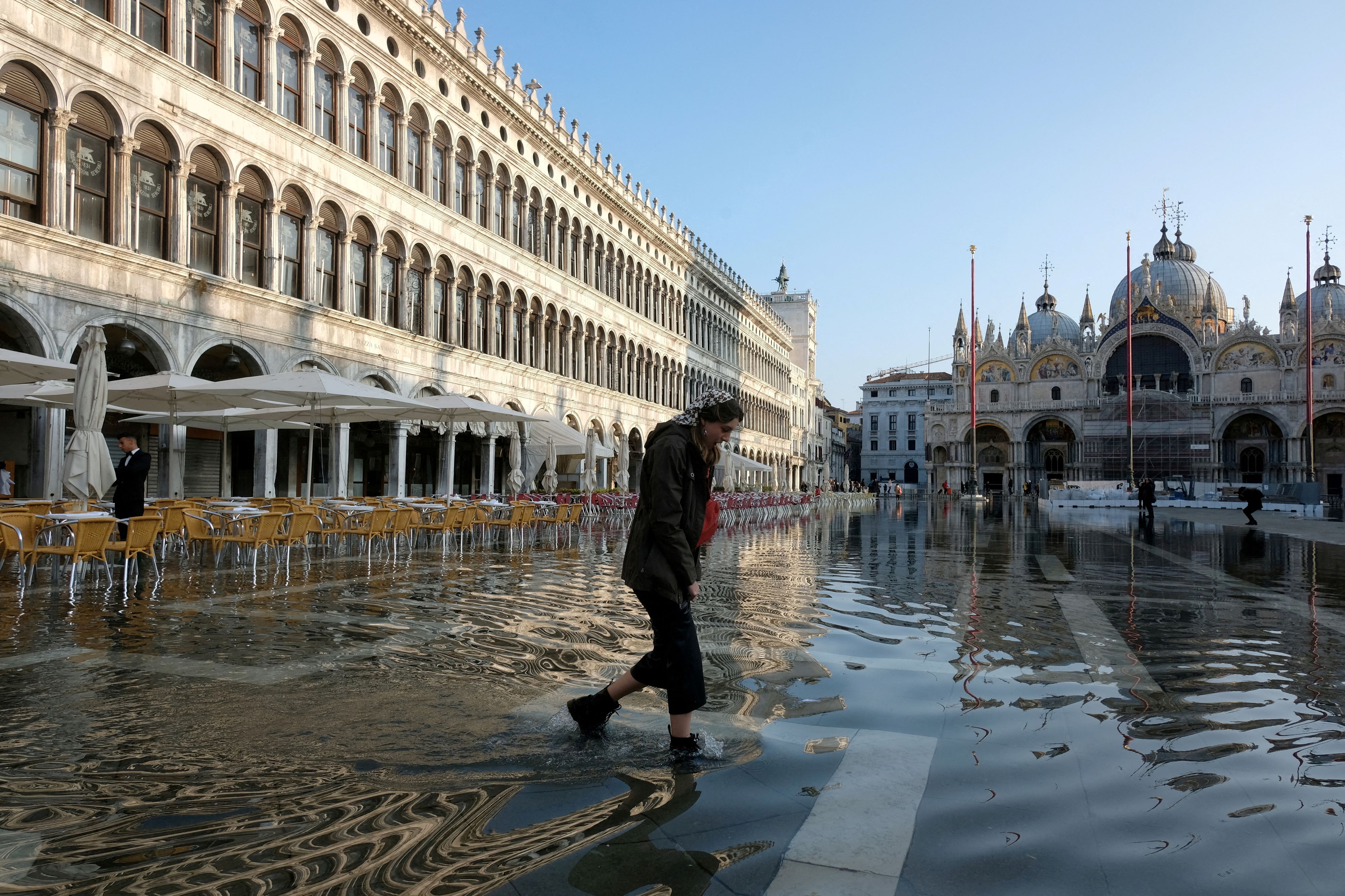 Der Markusplatz von Venedig steht knöcheltief unter Wasser.