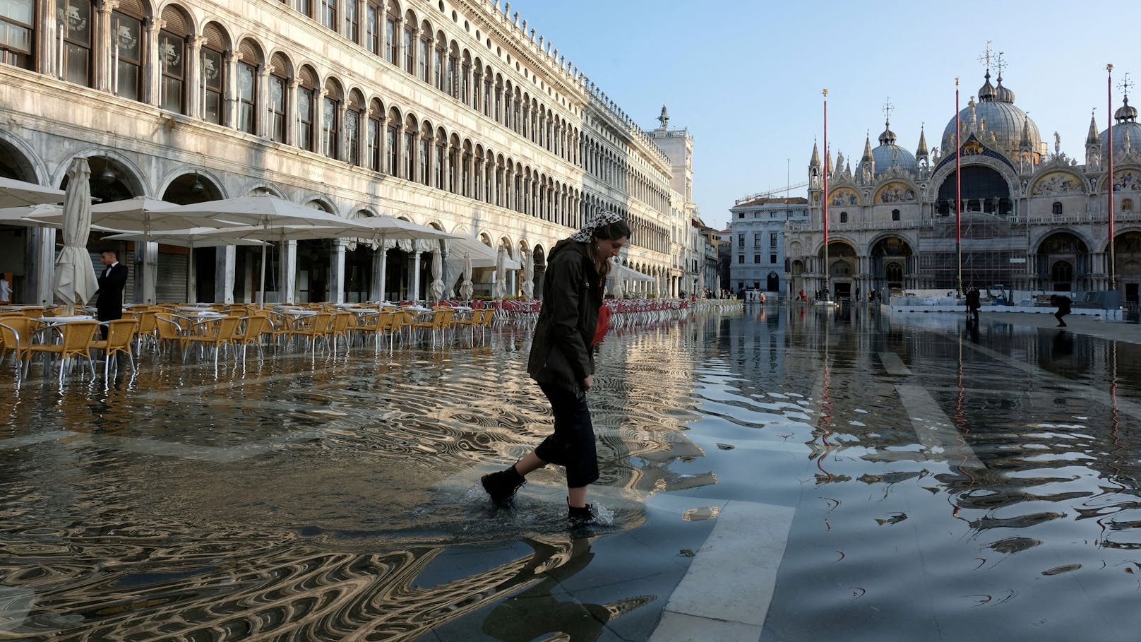 Der Markusplatz von Venedig steht knöcheltief unter Wasser.