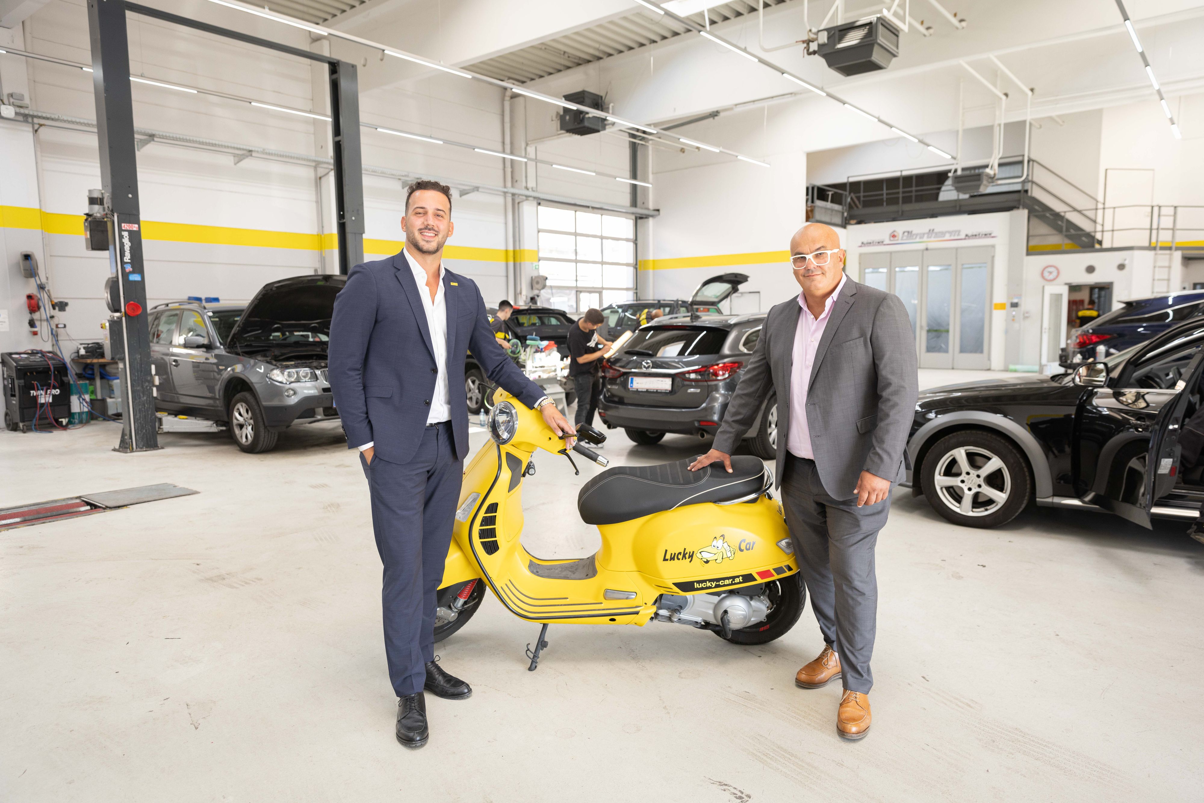 Ossi Matic und Mitar Kos in der Lucky Car Filiale in Percostraße 3, Wien Donaustadt am 16. August 2022.