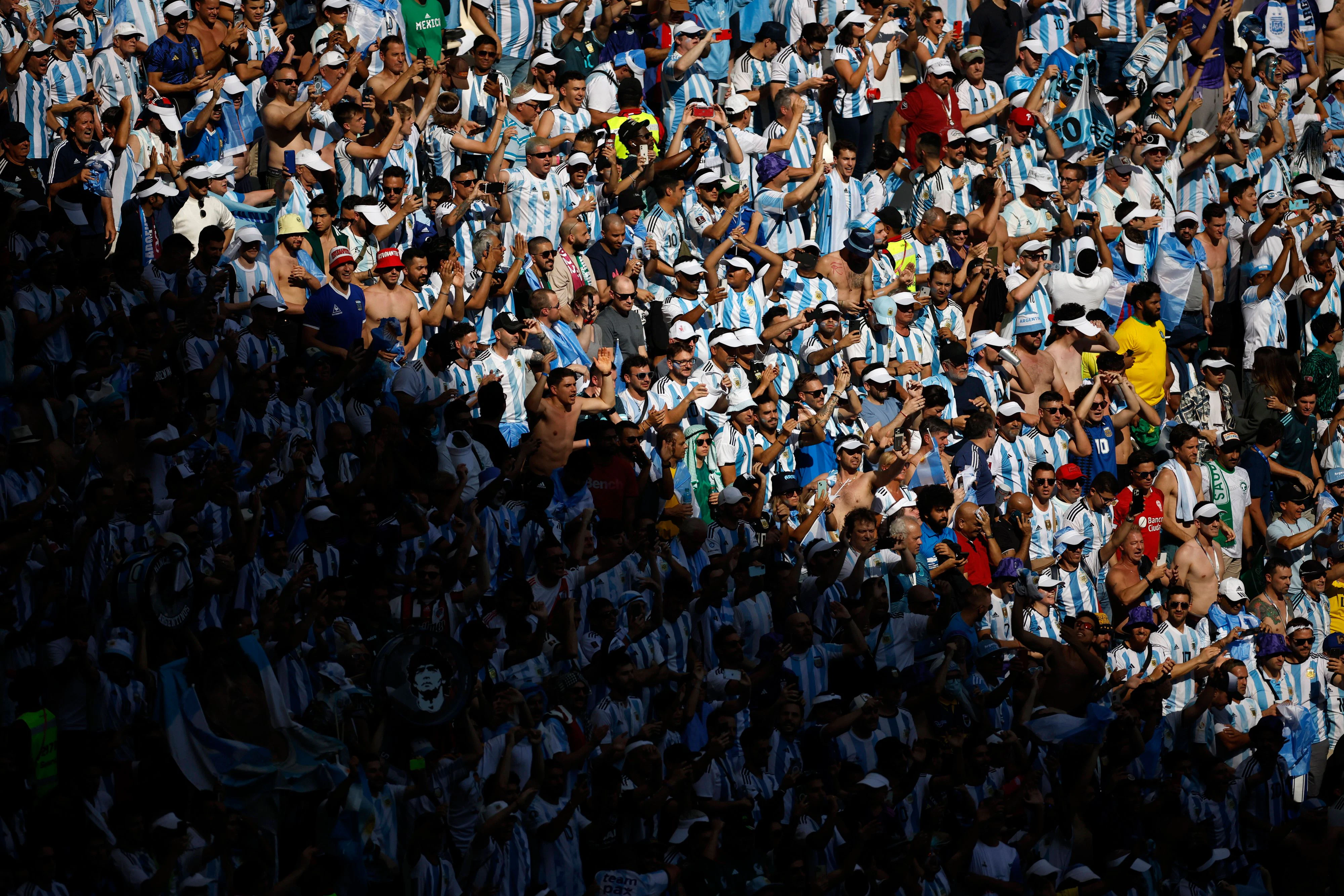 Die volle Argentinien-Fantribüne beim Messi-Debüt in Katar.