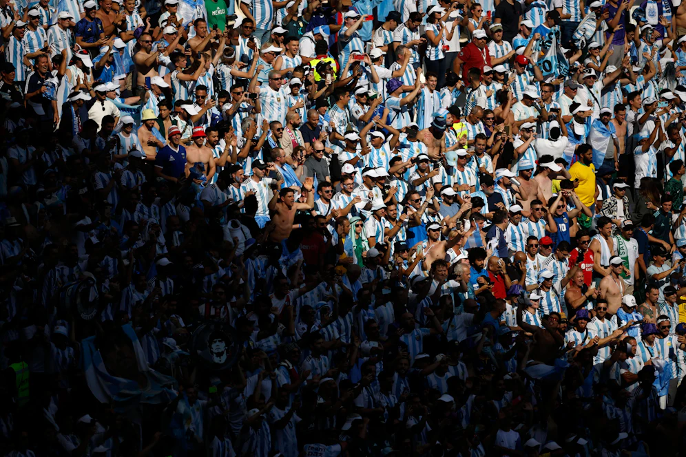 Die volle Argentinien-Fantribüne beim Messi-Debüt in Katar.