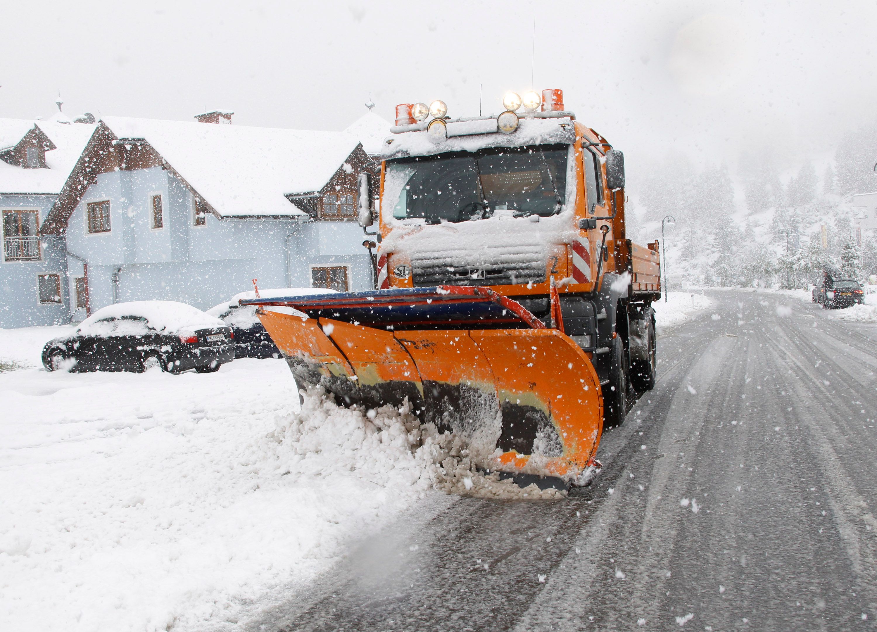 Schneepflug auf einer Straße auf der Turracher Höhe in Kärnten. Archivbild.