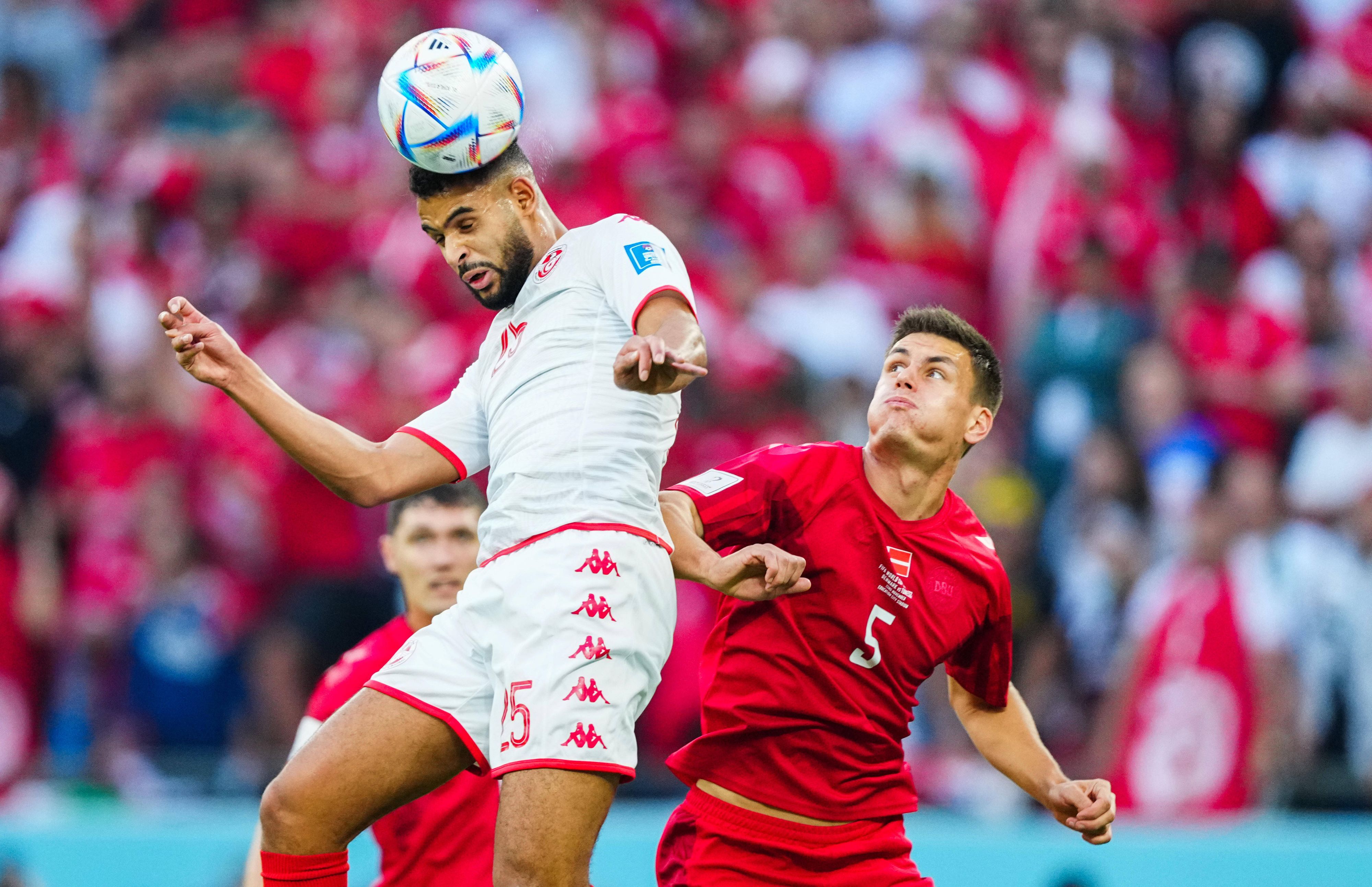 Anis Slimane im Duell mit Dänemarks Joakim Maehle. 