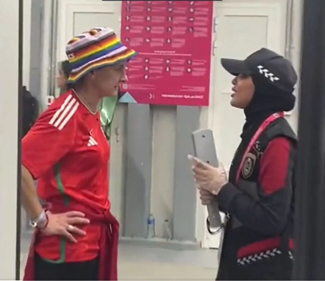 Walisische Fans mussten ihre Regenbogenhüte abgeben. 
