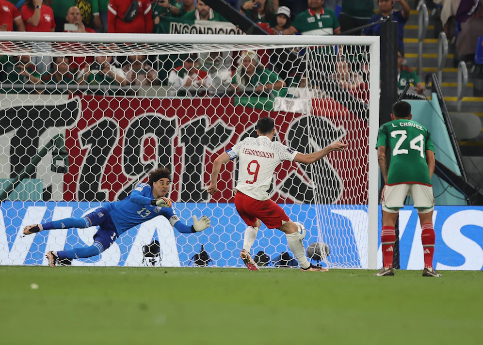 Robert Lewandowski scheitert vom Elfmeterpunkt.