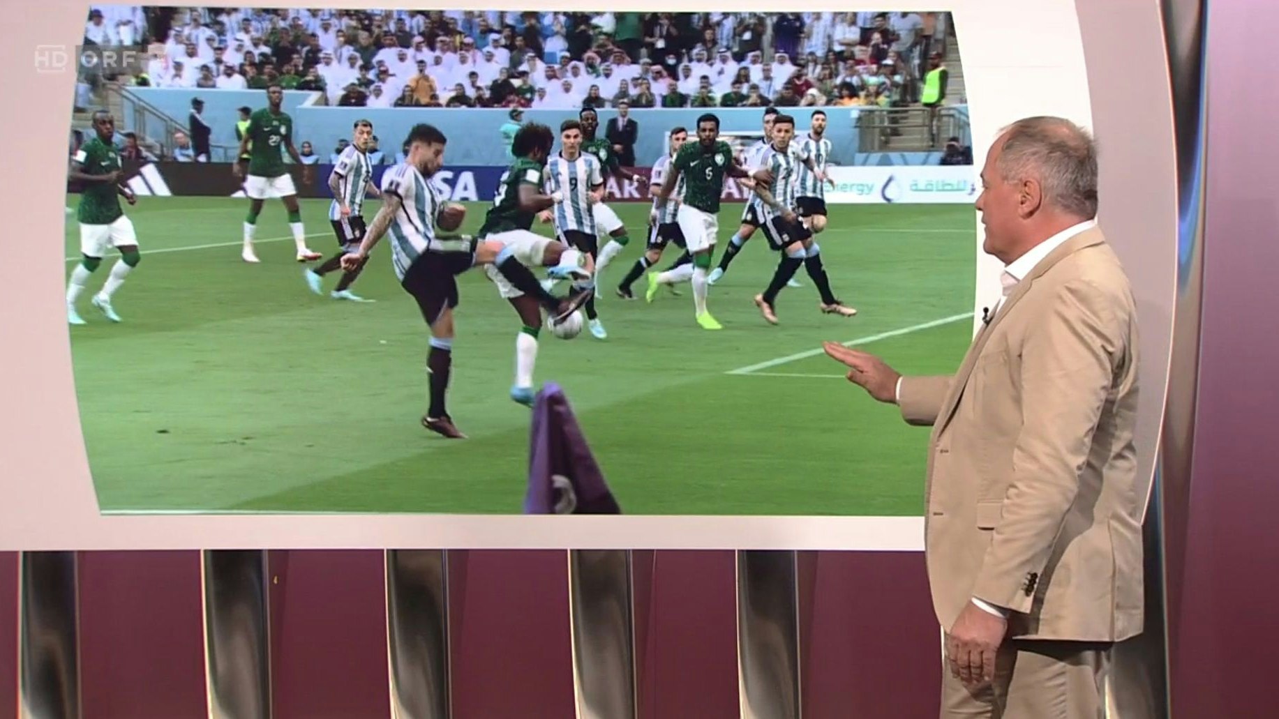 ORF-Schiedsrichter-Experte Thomas Steiner über die strittige Szene.