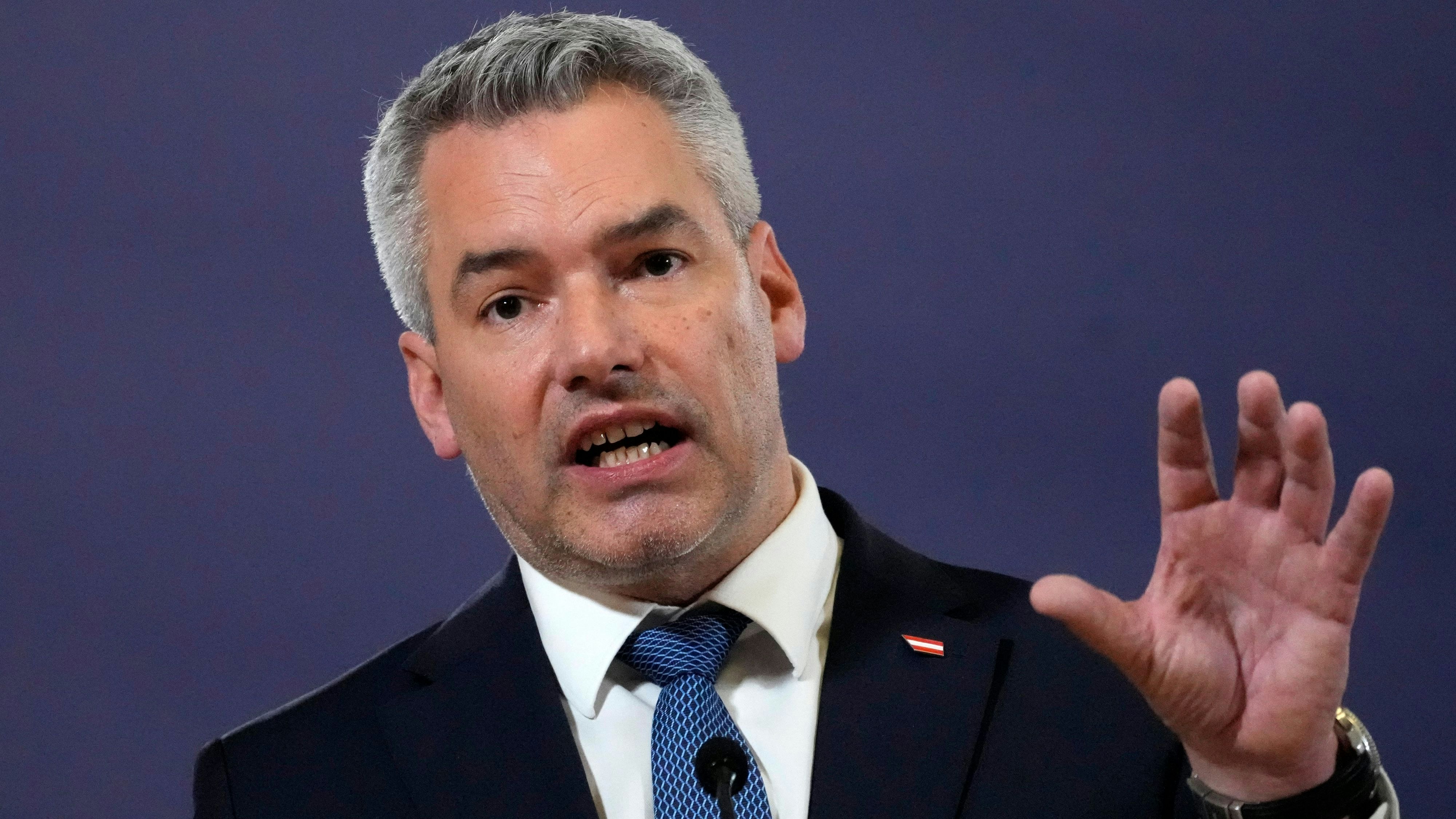 Download von www.picturedesk.com am 22.11.2022 (21:23).  Austria's Chancellor Karl Nehammer speaks during a press conference with Serbian President Aleksandar Vucic and Hungary's Prime Minister Viktor Orban after their trilateral meeting in Belgrade, Serbia, Wednesday, Nov. 16, 2022. (AP Photo/Darko Vojinovic) - 20221116_PD9011 - Rechteinfo: Rights Managed (RM)