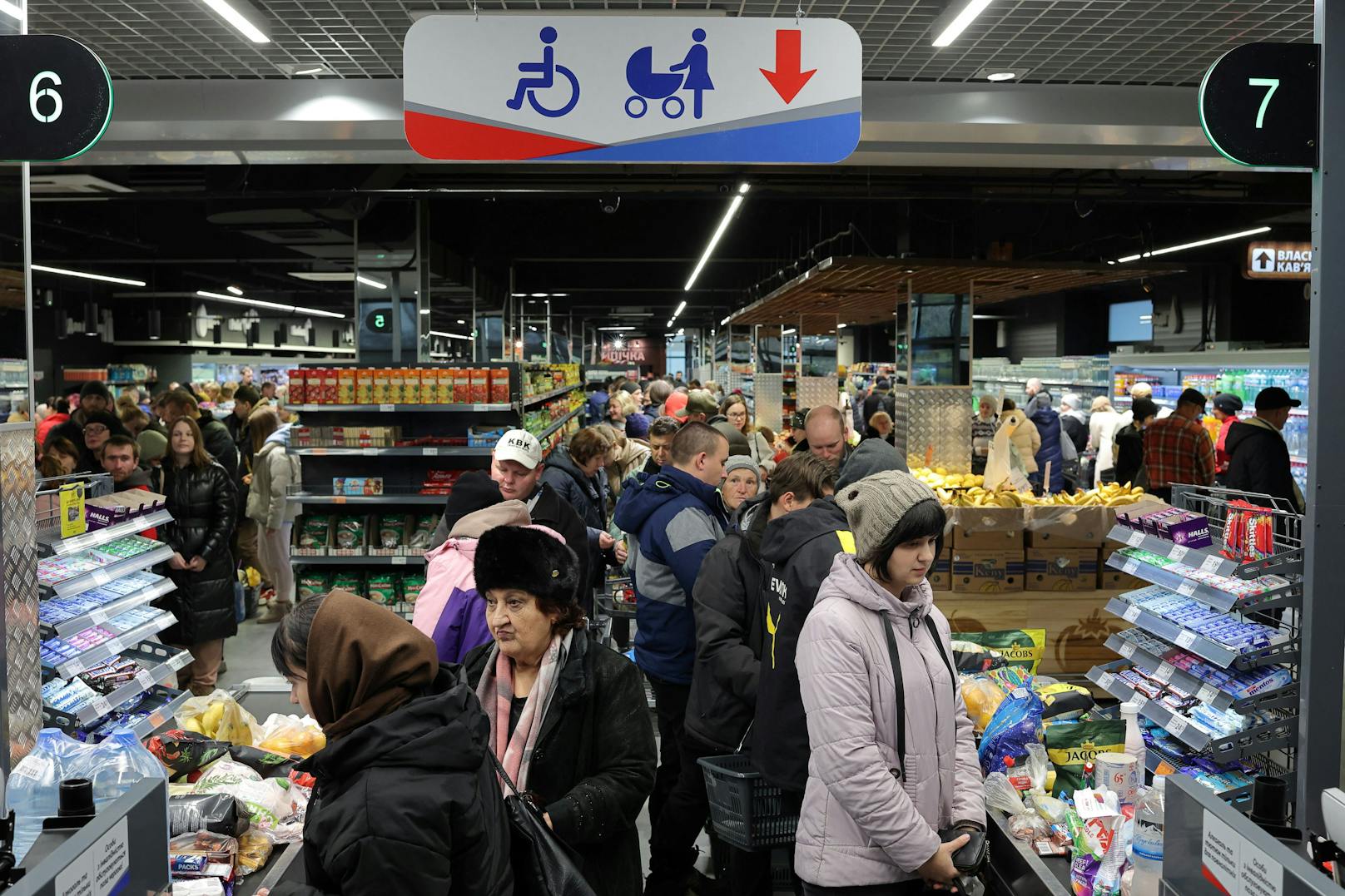 Monatelang blieben die Geschäfte in Cherson während der russischen Besatzung geschlossen, da keine Waren geliefert wurden. Nun sperrte der erste Supermarkt wieder auf.