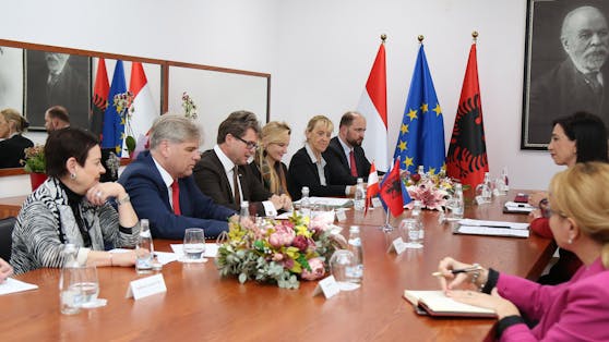 Minister Martin Polaschek (3. v. l.), Albaniens Vize-Finanzministerin Olta Manjani (1. v. r.)