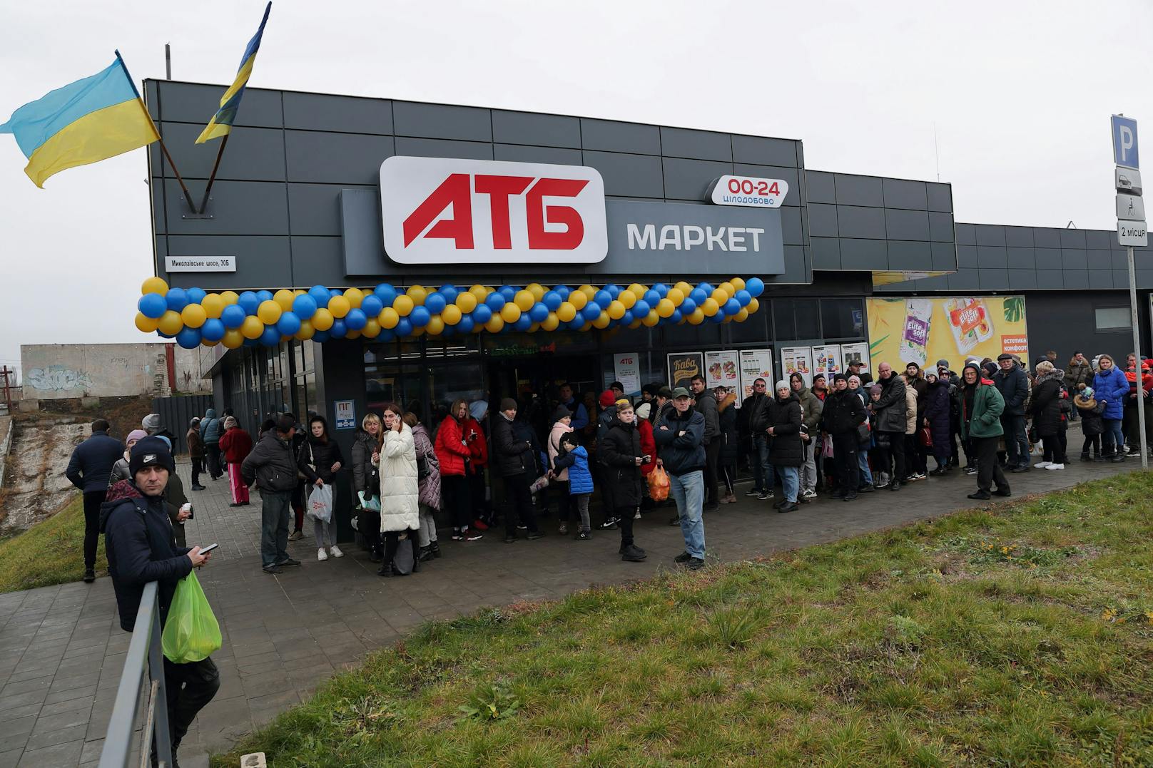 Menschen standen schon vor der Eröffnung des ATB-Supermarkts in Cherson Schlange.
