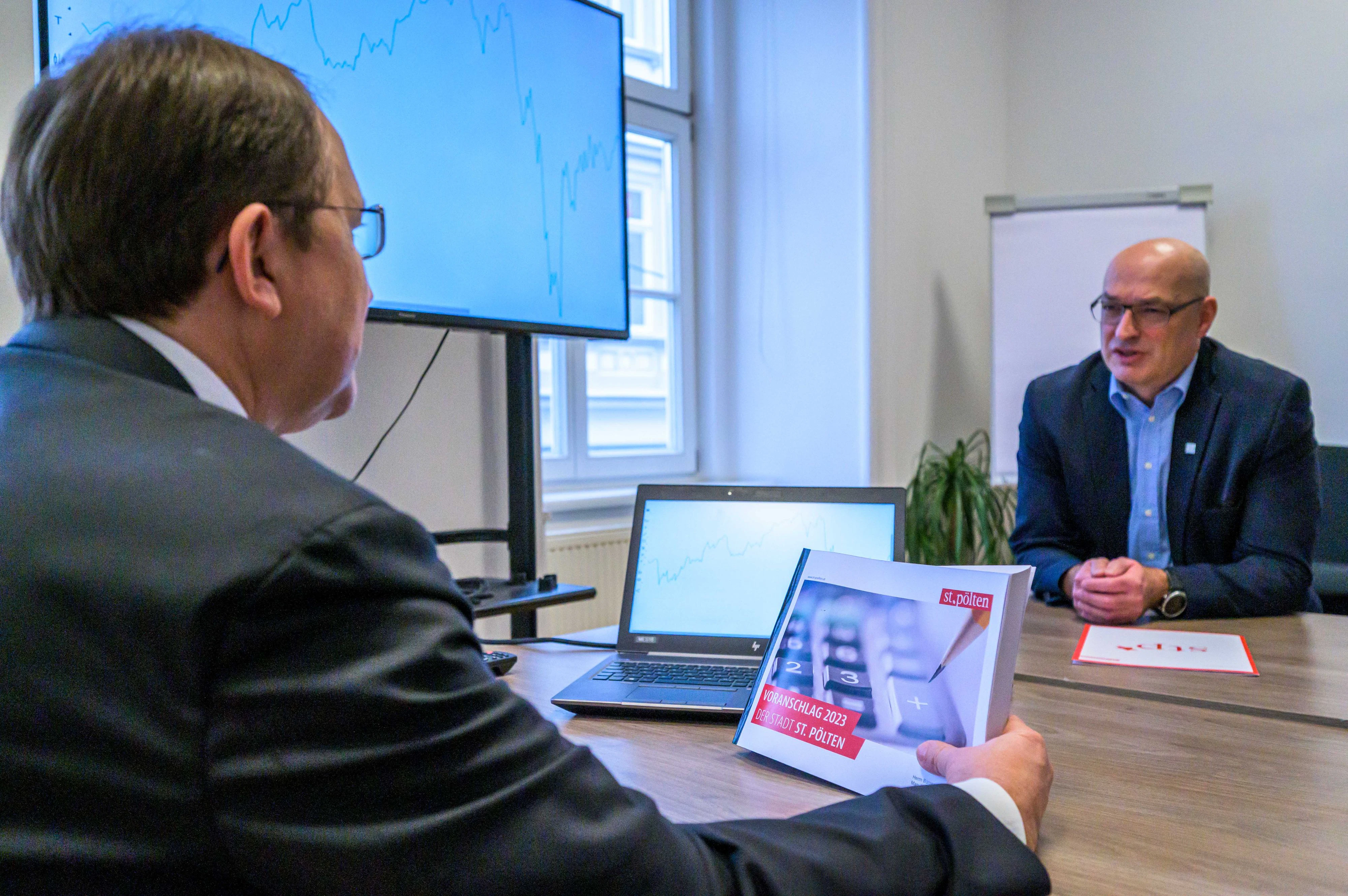 Bürgermeister Matthias Stadler und der städtische Finanz-Direktor Thomas Wolfsberger (r.)