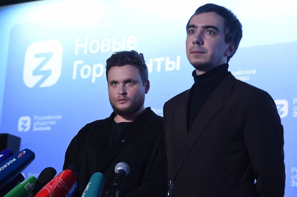 Die russischen, kreml-nahen Komiker Vovan und Lexus haben nach dem Raketeneinschlag auf polnischem Staatsgebiet mit dem polnischen Präsidenten Duda telefoniert. 