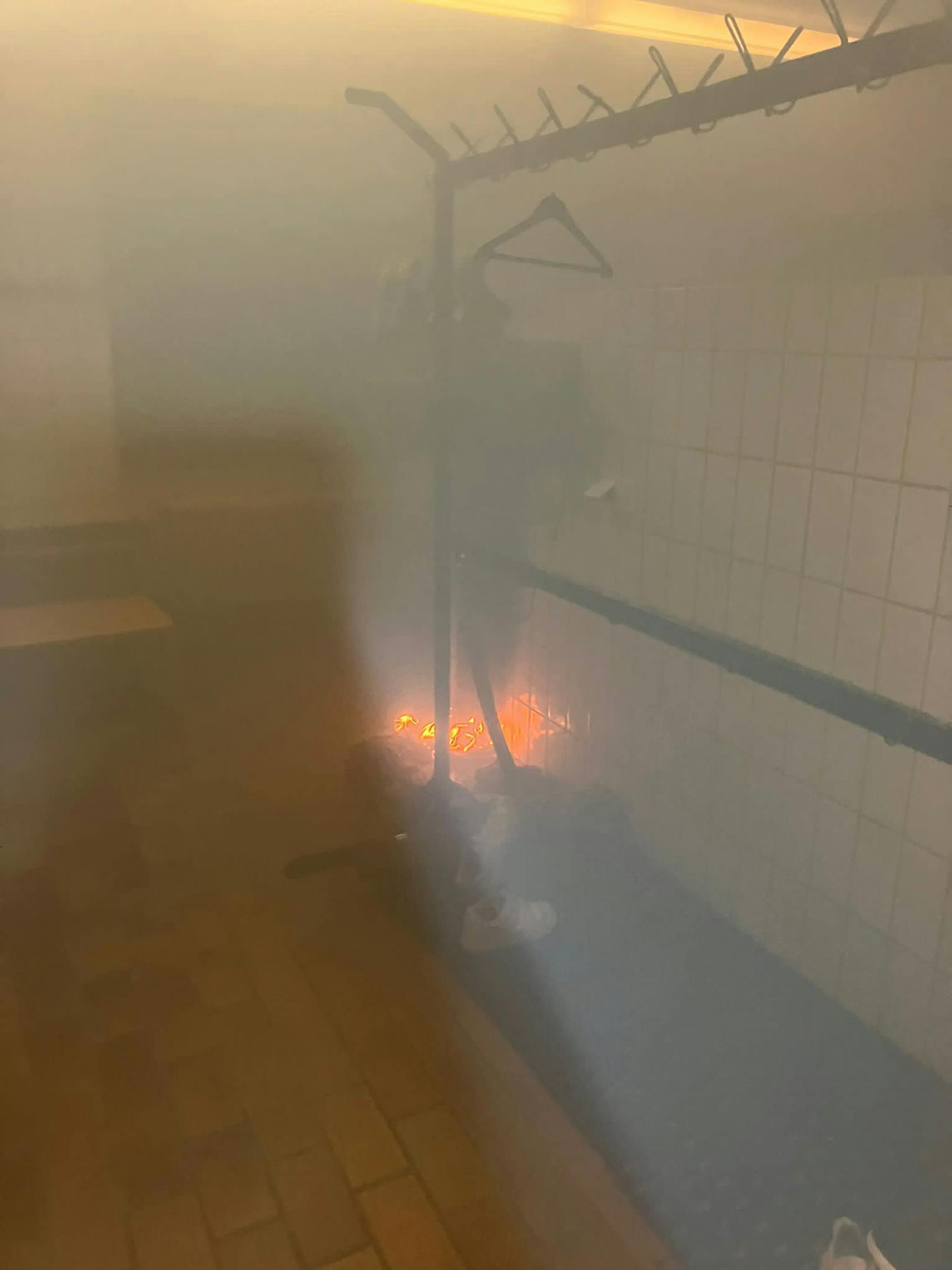 Feuerteufel-Alarm in Schule – zwei Brände zur selben Zeit