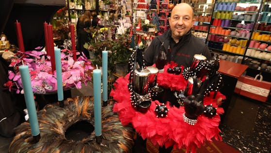 Thomas Noll, Inhaber des Blumenhauses Hietzing, verkauft seit Jahren kuriose Adventkranz-Kreationen.