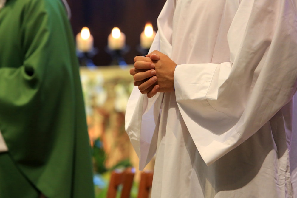 Der Ordensbruder war als Messdiener tätig (Symbolbild).