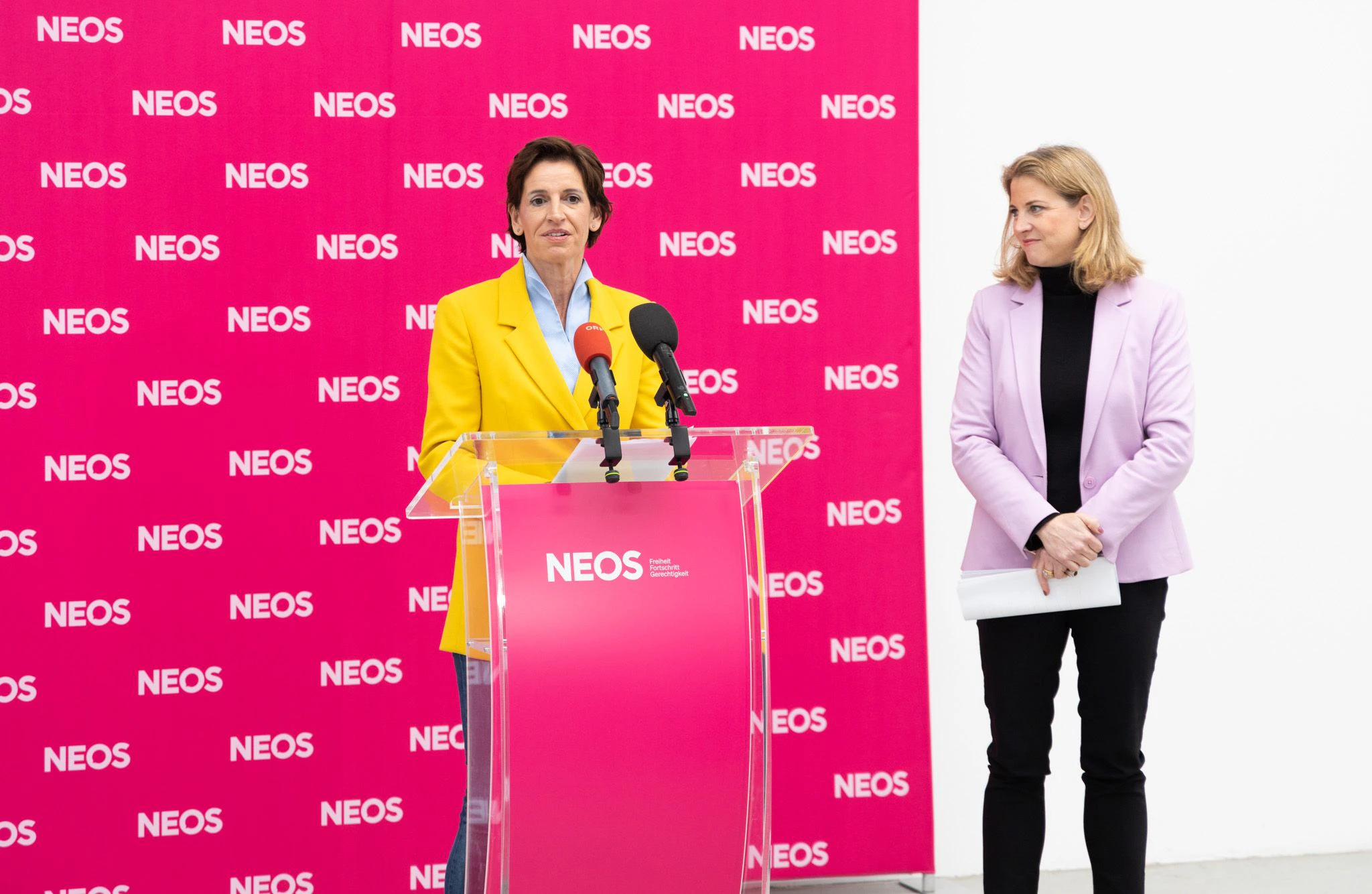 "Keine Macht der Korruption" fordern NEOS-Bundesvorsitzende Beate Meinl-Reisinger und Landessprecherin Indra Collini.