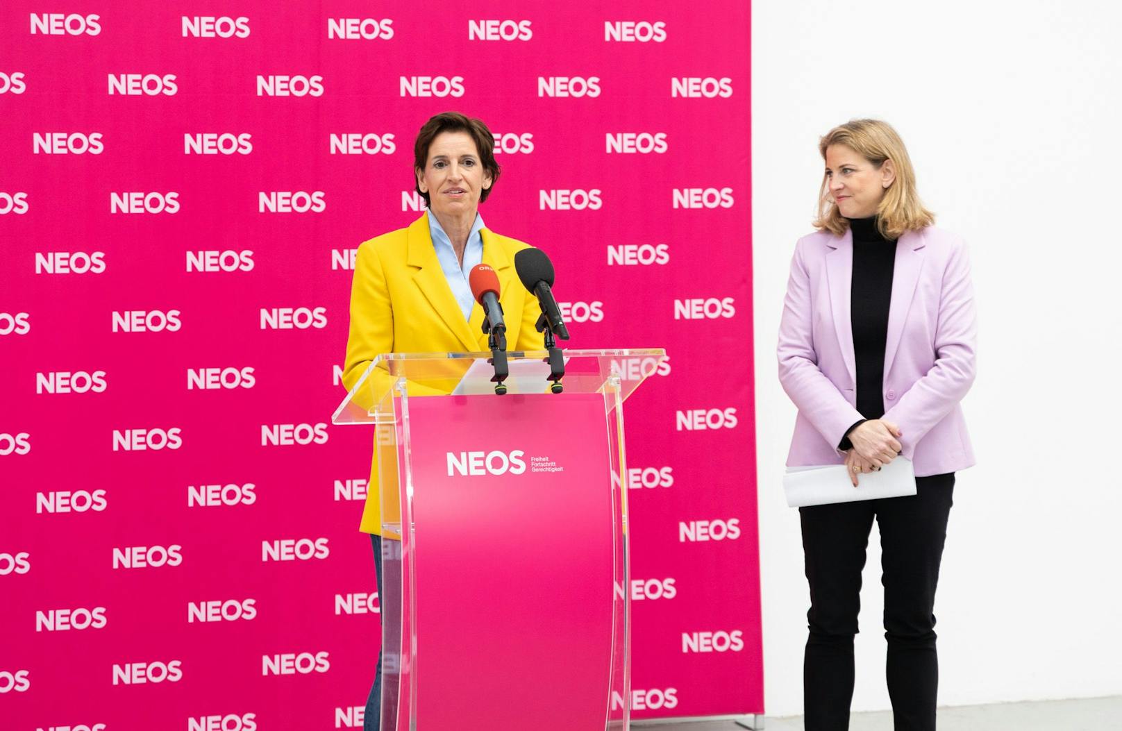 NEOS-Bundesvorsitzende Beate Meinl-Reisinger (r.) und Landessprecherin Indra Collini.