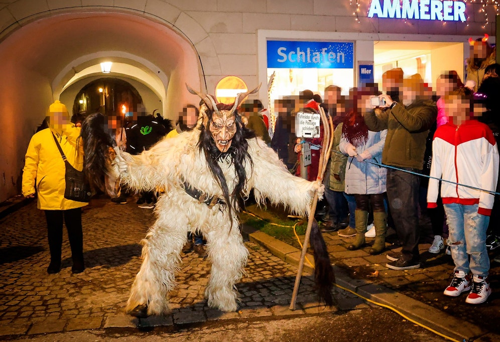 Bereits am 19. November soll ein Krampus bei einem Perchtenlauf in Braunau einem Bub den Fuß gebrochen haben.