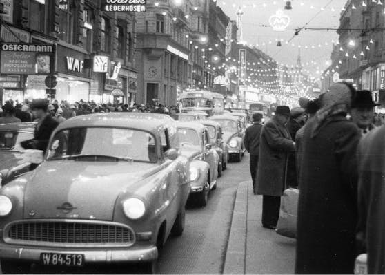 1959 war noch nichts autofrei. Das Bild zeigt den Massenansturm auf der inneren Mariahilfer Straße am letzten Sonntag vor den Weihnachtsfeiertagen.