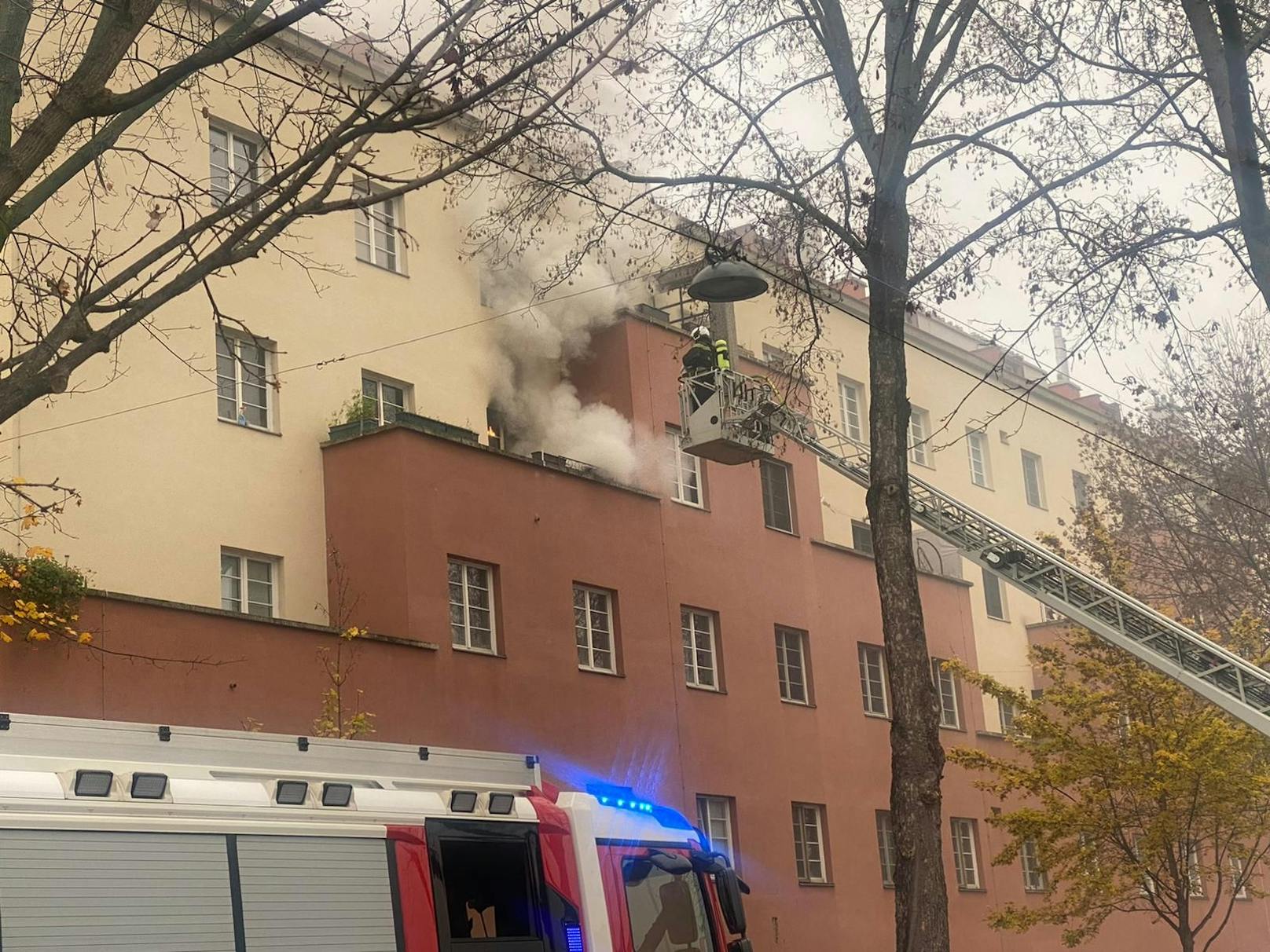 Im größten Gemeindebau Wiens brennt es.