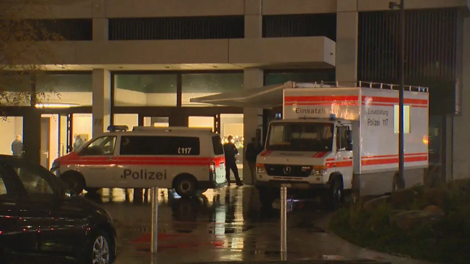 Die Polizei Zürich hat an der Baslerstrasse im Kreis 9 ein schwer verletztes Ehepaar in einer Wohnung gefunden.
