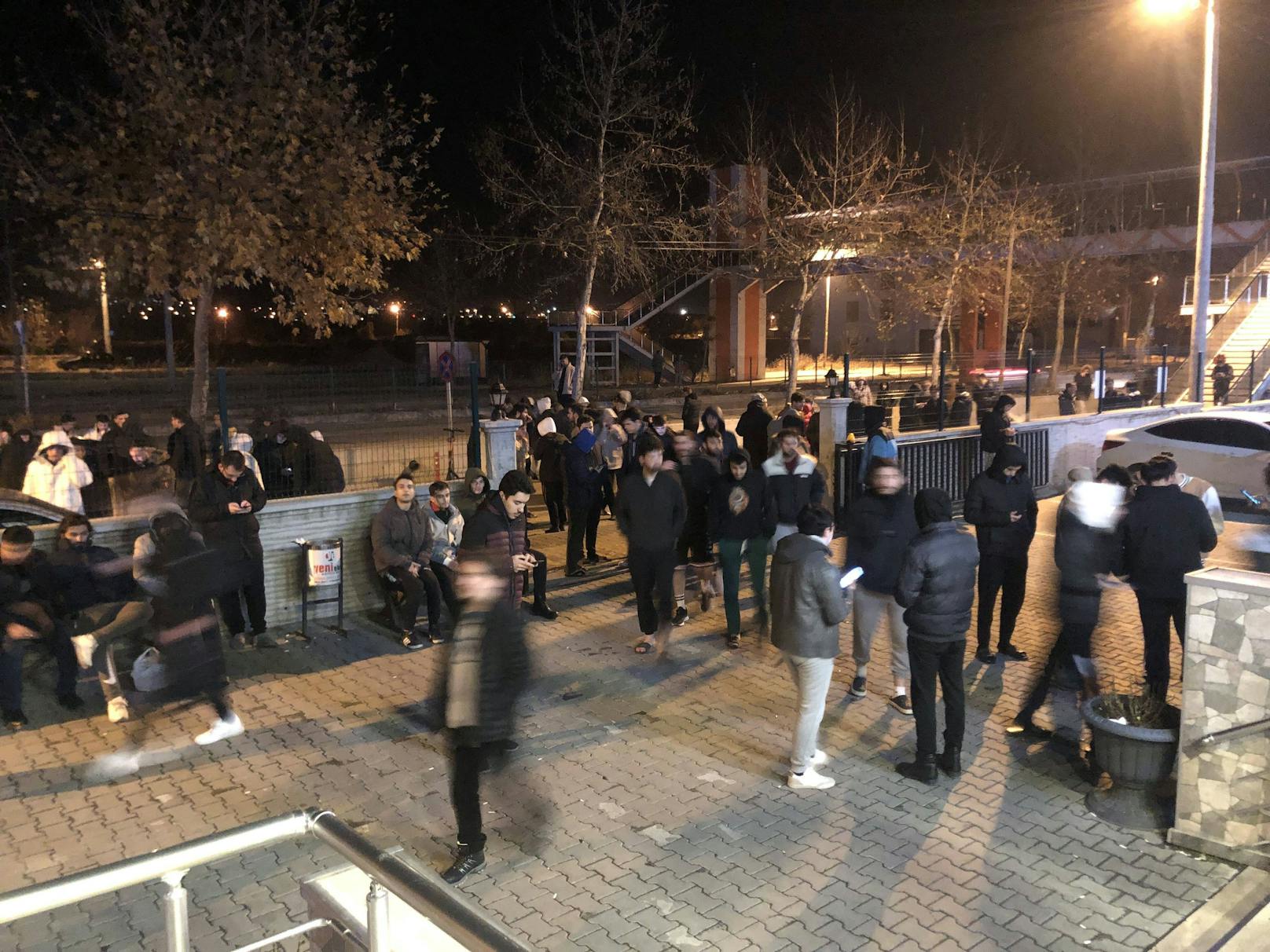 Menschen in der westlichen Provinzhauptstadt Bolu (Türkei) flüchteten sich nach dem schweren Erdbeben mitten in der Nacht auf den 23.11.2022 ins Freie.