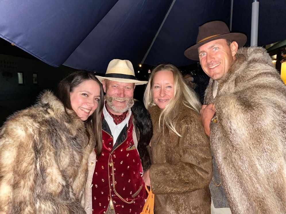 Mit Pelz gegen die Kälte: In Reichenau gibt es keinen Strom, keine Heizung, dafür warme Mäntel.