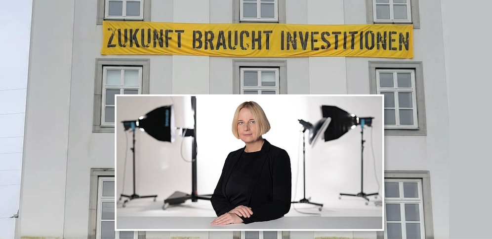 Mit einer eindringlichen Botschaft am Gebäude macht die Linzer Kunstuni-Rektorin Brigitte Hütter auf die prekäre finanzielle Lage aufmerksam.