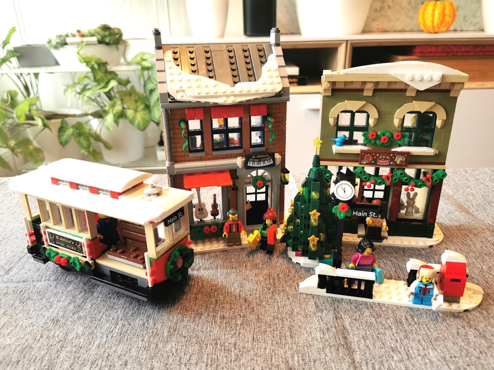 Die LEGO Weihnachtlich geschmückte Hauptstraße im Test – ein Spaß für kalte Wintertage.