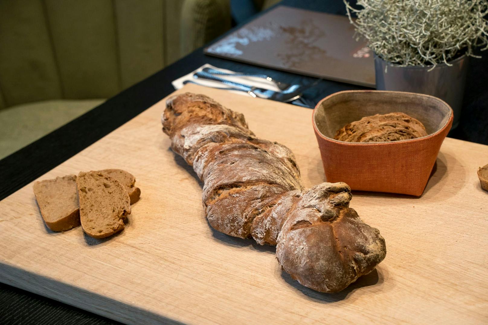 Das Brot wird selbst gebacken und kann to go gekauft werden für fünf Euro