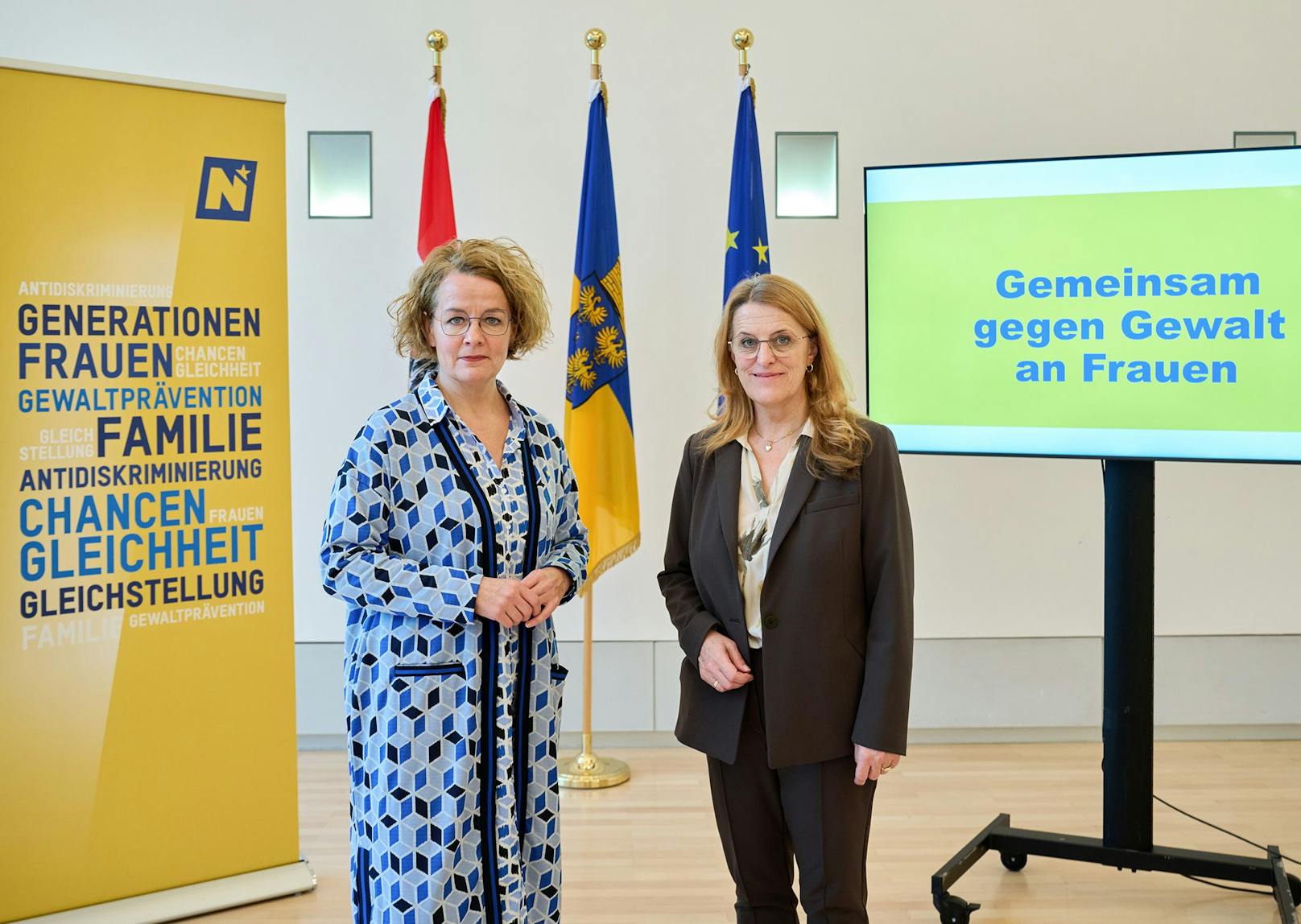Landesrätin Christiane Teschl-Hofmeister (l.) und Landesrätin Ulrike Königsberger-Ludwig machen bei der Pressekonferenz im Landhaus auf die Hilfs- und Beratungsmöglichkeiten für betroffene Frauen in Niederösterreich aufmerksam