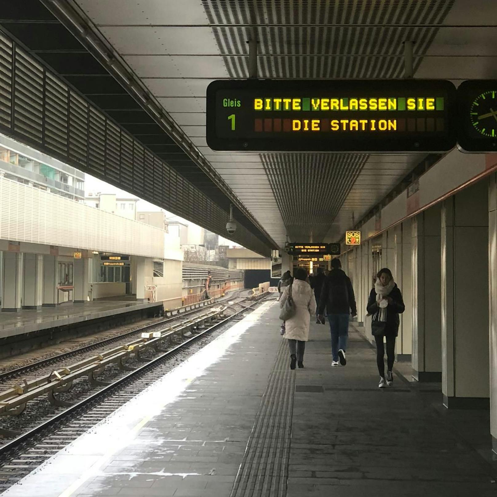Fahrgäste wurden aufgefordert die Station zu verlassen.