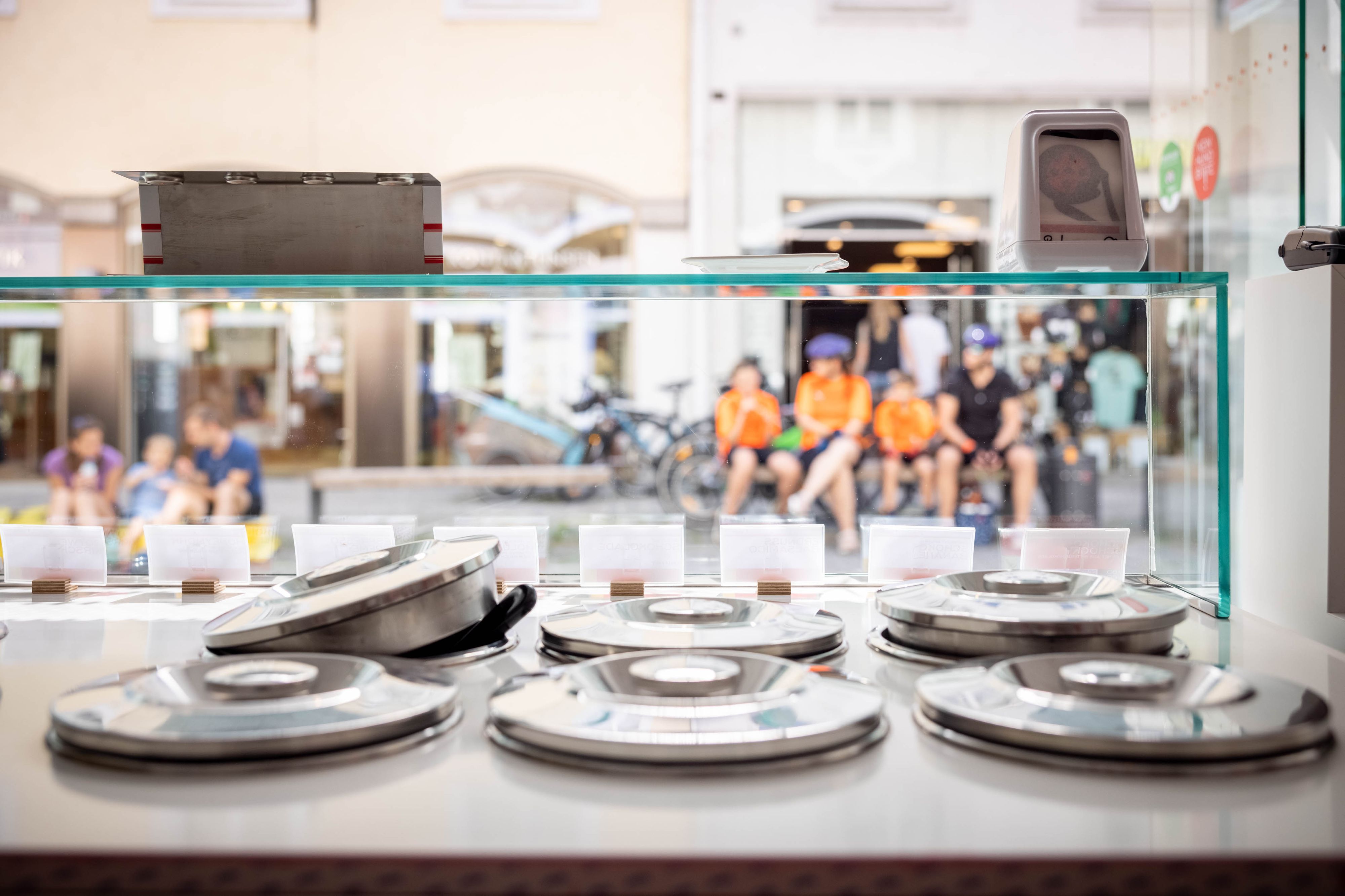 Bei Buburuza wird Eis in vertieften Edelstahlbehältern gelagert. Diese Methode sei "gut für das Eis und energieeffizient".