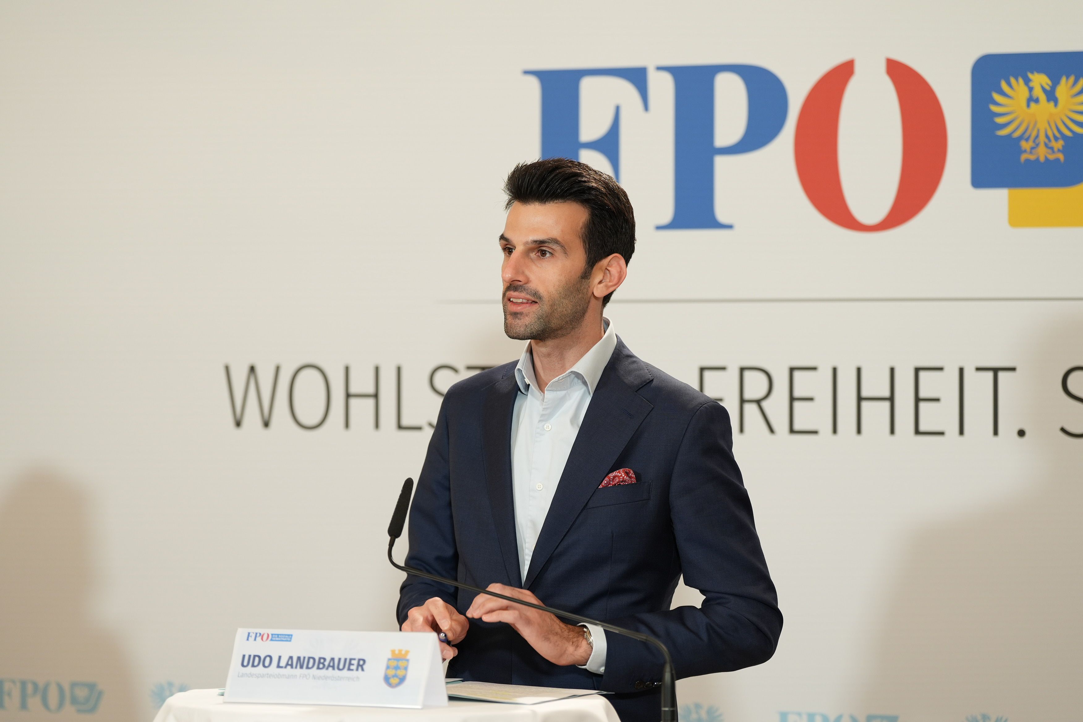 Udo Landbauer bei der Pressekonferenz